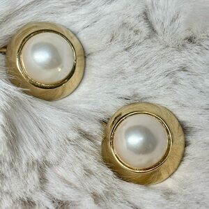 Monet Vintage Mabé Pearl Clip On Earrings
